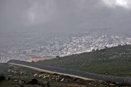 Hàng rào ngăn cách khu vực Cao nguyên Golan do Israel chiếm đóng, gần thị trấn Majdal Shams, với Syria, ngày 25/3. (Ảnh: AFP/TTXVN)