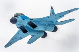 Máy bay chiến đấu MiG-35 của Nga trình diễn trong buổi ra mắt tại nhà máy của MiG ở Lukhovitsy của Nga ngày 27/1/2017. (Ảnh: AFP/TTXVN)