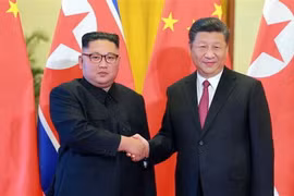 Chủ tịch Trung Quốc Tập Cận Bình và nhà lãnh đạo Triều Tiên Kim Jong-un (trái) trong chuyến thăm Bắc Kinh, Trung Quốc ngày 19/6/2018. (Ảnh: AFP/TTXVN)a