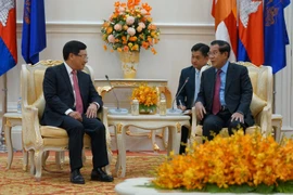 Thủ tướng Hun Sen tiếp Phó Thủ tướng, Bộ trưởng Bộ Ngoại giao Phạm Bình Minh. (Ảnh: Trần Long-Minh Hưng/TTXVN)