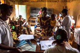 Kiểm tra sức khỏe cho trẻ em bị suy dinh dưỡng tại Mavivi, khu vực Beni, CHDC Congo. (Ảnh: AFP/TTXVN)