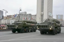 Hệ thống tên lửa phòng không S-400 của Nga tại lễ diễu binh nhân kỷ niệm Ngày Chiến thắng ở Moskva ngày 9/5 vừa qua. (Ảnh: THX/TTXVN)