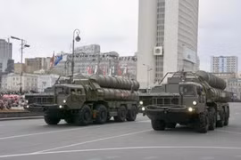 Hệ thống tên lửa phòng không S-400 của Nga tại lễ diễu binh nhân kỷ niệm Ngày Chiến thắng ở Moskva ngày 9/5 vừa qua. (Ảnh: THX/TTXVN)
