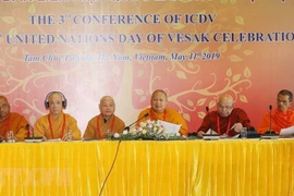 Hòa thượng, giáo sư-tiến sỹ Phra Brahmapundit (thứ ba từ phải sang), Chủ tịch sáng lập Ủy ban Tổ chức quốc tế Đại lễ Phật đản Liên hợp quốc phát biểu. (Ảnh: Dương Giang/TTXVN) 