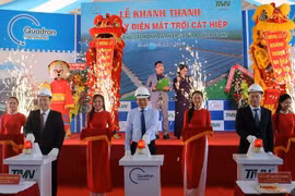 Chủ tịch UBND tỉnh Hồ Quốc Dũng cùng chủ đầu tư làm nghi lễ khánh thành Nhà máy điện Mặt Trời Cát Hiệp. (Nguồn: binhdinh.gov)