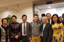 Anh Lâm Việt Tùng cùng đại diện cộng đồng Việt Nam tại Hà Lam chụp ảnh lưu niệm với Chủ tịch Quốc hội Nguyễn Thị Kim Ngân. (Nguồn: Vietnam+)