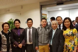 Anh Lâm Việt Tùng cùng đại diện cộng đồng Việt Nam tại Hà Lam chụp ảnh lưu niệm với Chủ tịch Quốc hội Nguyễn Thị Kim Ngân. (Nguồn: Vietnam+)