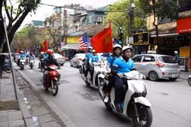 Đoàn xe cổ động, tuyên truyền diễu hành qua các tuyến phố, nhân sự kiện Hội nghị thượng đỉnh Hoa Kỳ-Triều Tiên lần thứ hai dự kiến diễn diễn ra tại Hà Nội. (Ảnh: Minh Quyết/TTXVN)