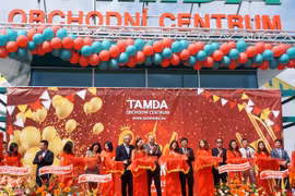 Các đại biểu cắt băng khai trương Trung tâm thương mại Tam Đa tại Ústí nad Labem. (Ảnh: Hồng Kỳ/Vietnam+)