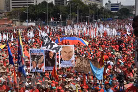 gười dân Venezuela tuần hành tại thủ đô Caracas, bày tỏ sự ủng hộ Tổng thống Nicolas Maduro. (Nguồn: AFP/TTXVN)