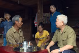 Bí thư Tỉnh ủy Bình Phước Nguyễn Văn Lợi thăm hỏi bà con bị lũ quét tại huyện Bù Đăng. (Ảnh: Dương Chí Tưởng/TTXVN)