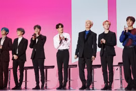 Các thành viên nhóm nhạc nam Hàn Quốc BTS giới thiệu album “Map of the Soul: Persona” tại Seoul ngày 17/4 wvaf qua. (Ảnh: Yonhap/TTXVN)