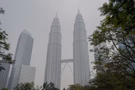 Tòa tháp đôi Petronas tại thủ đô Kuala Lumpur của Malaysia, bị bao phủ trong "màn sương trắng" khói bụi ngày 10/9 vừa qua. (Ảnh: THX/TTXVN)