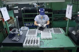 Sản xuất máy may công nghiệp và các thành phần mài tại Công ty Juki Việt Nam. (Ảnh: TTXVN)