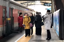 Đoàn nghệ thuật Triều Tiên tới thủ đô Bắc Kinh của Trung Quốc ngày 24/1 vừa qua. (Ảnh: Yonhap/TTXVN)