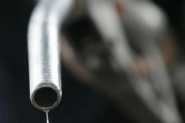 Bơm xăng cho các phương tiện. (Ảnh: AFP/TTXVN)