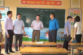 Đoàn công tác đến thăm Trường Tiểu học Đồng Lương, nơi xảy ra vụ án. (Ảnh: Khiếu Tư/TTXVN)