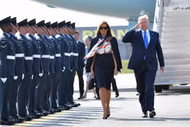 Tổng thống Mỹ Donald Trump (phải) và Đệ nhất phu nhân Melania Trump tới sân bay Stansted ở London, Anh ngày 3/6 vừa qua. (Ảnh: AFP/TTXVN)