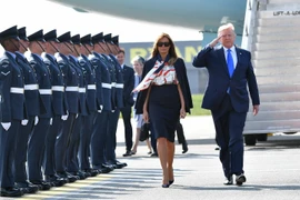 Tổng thống Mỹ Donald Trump (phải) và Đệ nhất phu nhân Melania Trump tới sân bay Stansted ở London, Anh ngày 3/6 vừa qua. (Ảnh: AFP/TTXVN)