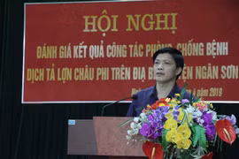 Ông Doanh Thiêm Huy, Phó Chủ tịch UBND huyện Ngân Sơn công bố hết dịch tả lợn châu Phi. (Ảnh: Vũ Hoàng Giang/TTXVN)