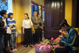 Xã Phú Mậu thu hút khách tham quan nghề làm hoa sen giấy Thanh Tiên. (Ảnh: Quốc Việt/TTXVN)