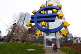 Biểu tượng đồng Euro tại Frankfurt của Đức. (Ảnh: THX/TTXVN)