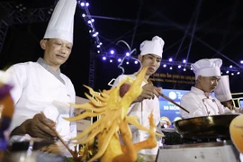Các nghệ nhân đang chế biến món ăn từ lươn với nhiều hương vị khác nhau. (Ảnh: Bích Huệ/TTXVN)