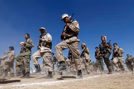 Các tay súng phiến quân Houthi tại thủ đô Sanaa của Yemen. (Ảnh: AFP/TTXVN)