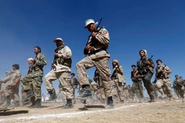 Các tay súng phiến quân Houthi tại thủ đô Sanaa của Yemen. (Ảnh: AFP/TTXVN)
