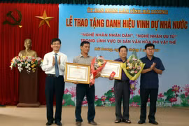 Truy tặng danh hiệu Nhà nước “Nghệ nhân nhân dân” cho 2 nghệ nhân Nguyễn Phú Đẹ và Phạm Văn Hiển (Văn Ngọc). (Ảnh: Mạnh Tú/ TTXVN)