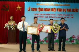 Truy tặng danh hiệu Nhà nước “Nghệ nhân nhân dân” cho 2 nghệ nhân Nguyễn Phú Đẹ và Phạm Văn Hiển (Văn Ngọc). (Ảnh: Mạnh Tú/ TTXVN)