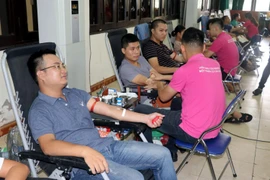 Đông đảo người dân tham gia hiến máu. (Ảnh: Nguyễn Lành/TTXVN)