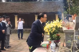 Bí thư Thành ủy Hà Nội Hoàng Trung Hải và các đại biểu dâng hương tưởng nhớ Vua Ngô Quyền. (Ảnh: TTXVN)