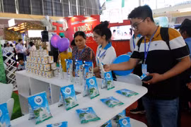 Khách tham quan các gian hàng sữa tại Triển lãm Quốc tế ngành sữa và sản phẩm sữa lần thứ 2-2019. (Ảnh: Hoàng Hải/TTXVN)