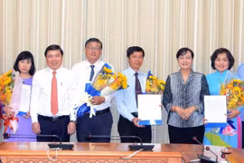 Chủ tịch UBND TP. Hồ Chí Minh Nguyễn Thành Phong và Chủ tịch HĐND TP. Hồ Chí Minh Nguyễn Thị Quyết Tâm trao quyết định nhân sự của Văn phòng Đoàn đại biểu Quốc hội và HĐND Thành phố. (Ảnh: Thu Hoài/TTXVN)