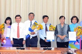 Chủ tịch UBND TP. Hồ Chí Minh Nguyễn Thành Phong và Chủ tịch HĐND TP. Hồ Chí Minh Nguyễn Thị Quyết Tâm trao quyết định nhân sự của Văn phòng Đoàn đại biểu Quốc hội và HĐND Thành phố. (Ảnh: Thu Hoài/TTXVN)