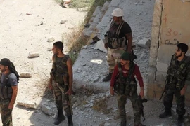 Binh sỹ quân đội Syria trong chiến dịch chống phiến quân tại tỉnh Iblib, Tây Bắc Syria ngày 15/8 vừa qua. (Ảnh: THX/TTXVN)