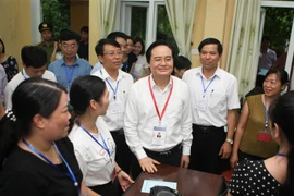 Bộ trưởng Bộ Giáo dục và Đào tạo Phùng Xuân Nhạ dặn dò, động viên các giám thị coi thi. (Ảnh: Thanh Tùng/TTXVN)