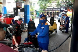 Khách hàng đổ xăng tại Cửa hàng xăng dầu số 4, số 9 Trần Hưng Đạo, Hà Nội chiều 6/10/2018. (Ảnh: Hoàng Hùng/TTXVN)