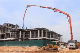 Thi công khu biệt thự liền kề tại Khu đô thị Crown Villas tại Thái Nguyên. (Ảnh: Hoàng Nguyên/TTXVN)