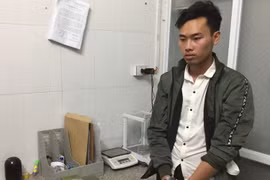 Đối tượng Giàng A Dủa cùng tang vật. (Ảnh: TTXVN phát)