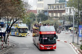 Xe buýt hai tầng mui trần đưa phóng viên báo chí trong và ngoài nước đến các sự kiện đưa tin về Hội nghị Thượng đỉnh Mỹ-Triều Tiên lần hai. (Ảnh: Lâm Khánh/TTXVN)