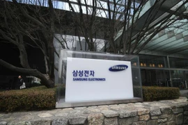 Biểu tượng của nhà sản xuất chip Hàn Quốc Samsung Electronics tại trụ sở của Tập đoàn Samsung ở Seoul. (Ảnh: AFP/TTXVN)