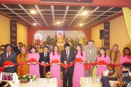 Đại sứ Việt Nam tại Cộng hòa Séc Hồ Minh Tuấn và Chủ tịch Hội đồng dân tộc thiểu số tỉnh Ustecky Pavel Vodsedalek cùng các đại biểu cắt băng khánh thành. (Nguồn: Vietnam+)