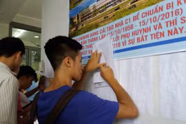 Thí sinh tìm hiểu thông tin và điền hồ sơ xét tuyển đại học. (Ảnh: Phạm Mai/Vietnam+)