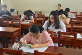Học sinh lớp 12 làm đề thi thử. (Ảnh: Đinh Văn Nhiều/TTXVN)