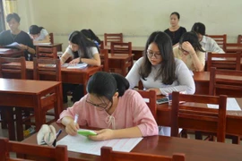 Học sinh lớp 12 làm đề thi thử. (Ảnh: Đinh Văn Nhiều/TTXVN)