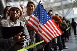 Một người mẹ chờ đợi con trai rời khỏi một buổi lễ nhập tịch, tại Los Angeles của bang California. (Nguồn: Getty Images)