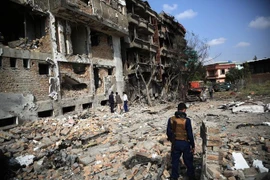 Nhân viên an ninh điều tra tại hiện trường một vụ tấn công ở thủ đô Kabul của Afghanistan. (Ảnh: THX/TTXVN)