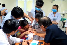 Các giáo sư, bác sỹ khám, điều trị và phẫu thuật miễn phí cho trẻ em bị sứt môi, hở hàm ếch, sẹo xấu ở mũi, khe hở ngang mặt. (Ảnh: Tường Vi/TTXVN)